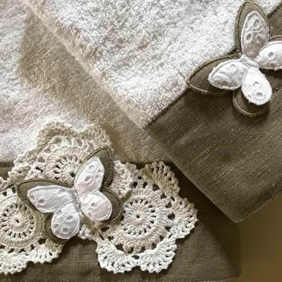 Asciugamani con farfalla in pizzo Sangallo e rosoni all'uncinetto. Ospite + Viso