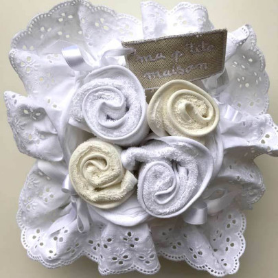 Porta lavette bianco in cotone con ricamo San Gallo completo di 4 lavette bianche